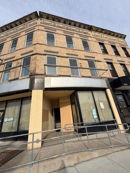 70-11 Myrtle Ave, Glendale, NY for lease - Building Photo - Image 3 of 12
