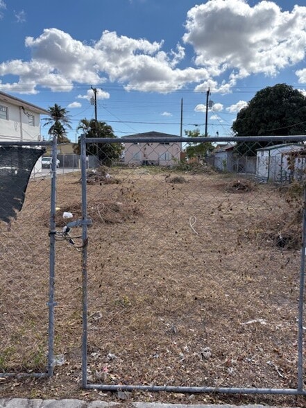 132 11th Street St, Hialeah, FL for sale - Primary Photo - Image 1 of 2
