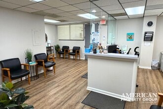 1945 Versailles St, Sarasota, FL for lease Interior Photo- Image 2 of 14