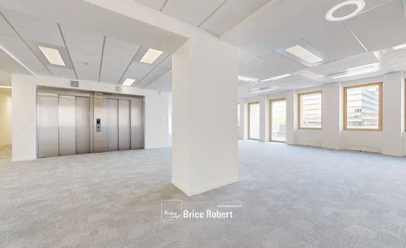 Office in Lyon for lease - Building Photo - Image 3 of 26