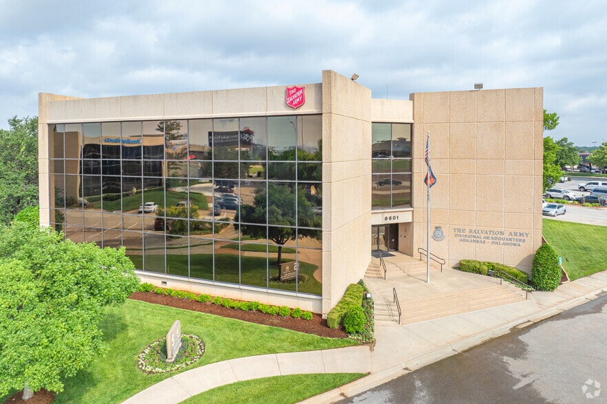 6601 N Broadway Ext, Oklahoma City, OK for lease - Building Photo - Image 2 of 8