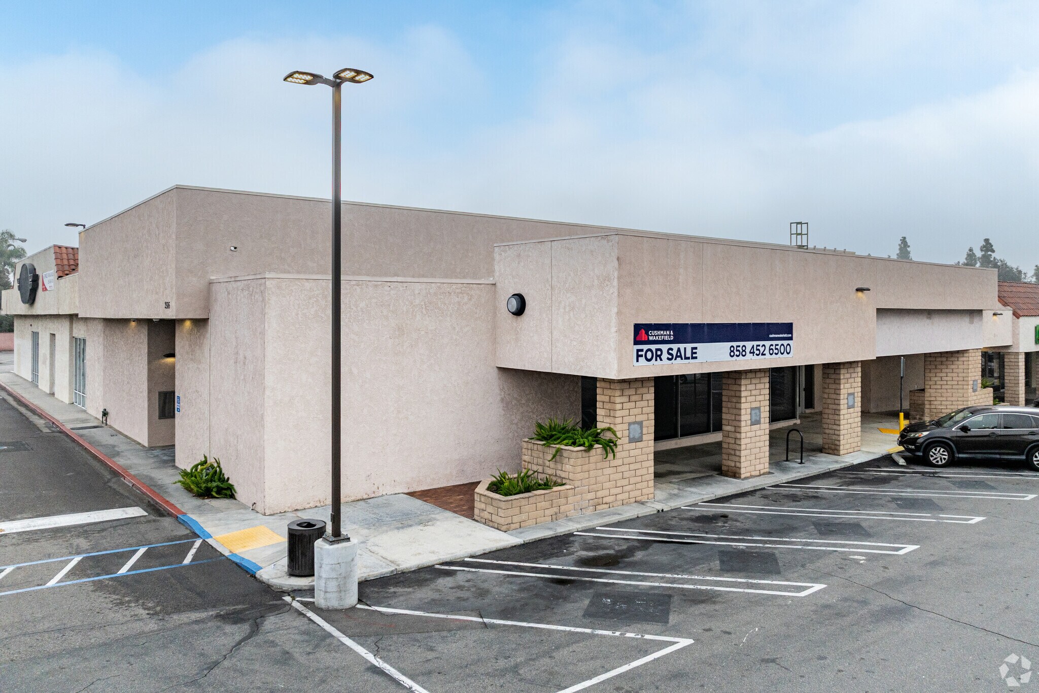 2516 E Chapman Ave, Fullerton, CA à vendre Photo principale- Image 1 de 6