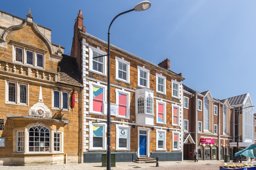 32 Market Sq, Northampton for lease - Building Photo - Image 2 of 6