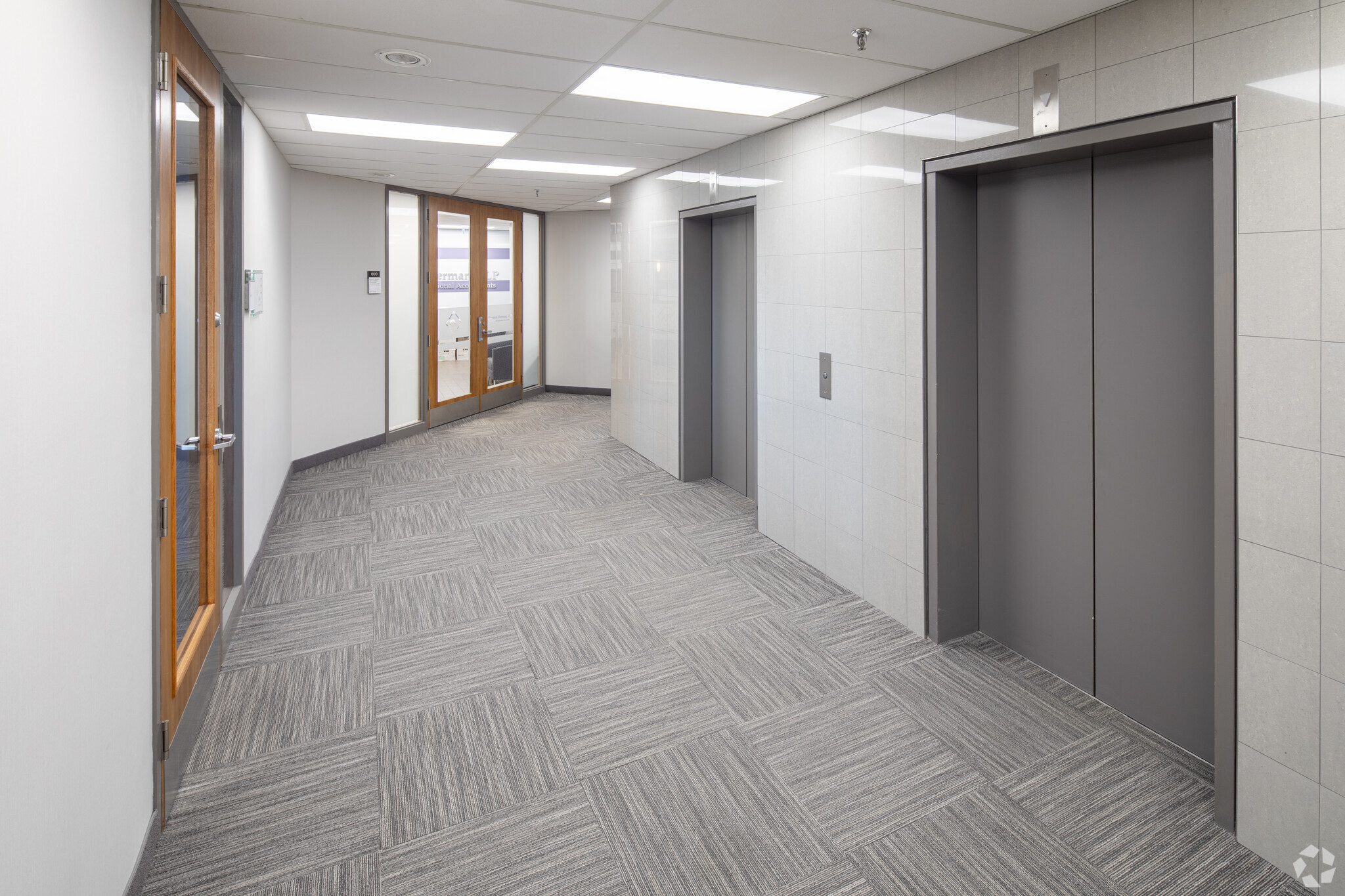 100 York Blvd, Richmond Hill, ON for lease Interior Photo- Image 1 of 2
