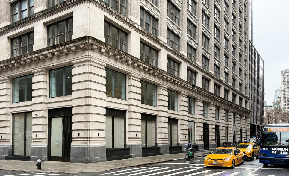 360 Park Ave S, New York, NY à louer - Photo du bâtiment - Image 3 de 8
