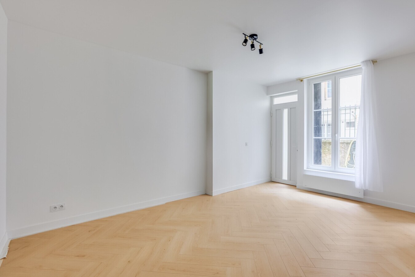 Paris, PAR 75009 - - - Interior Photo - Image 1 of 12