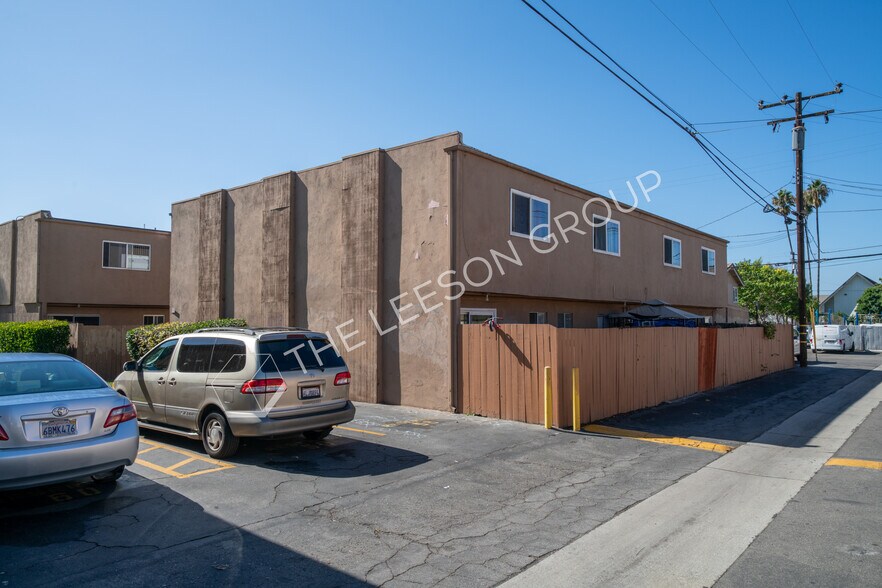 14267 Village Way, Westminster, CA à vendre - Photo du bâtiment - Image 3 de 8