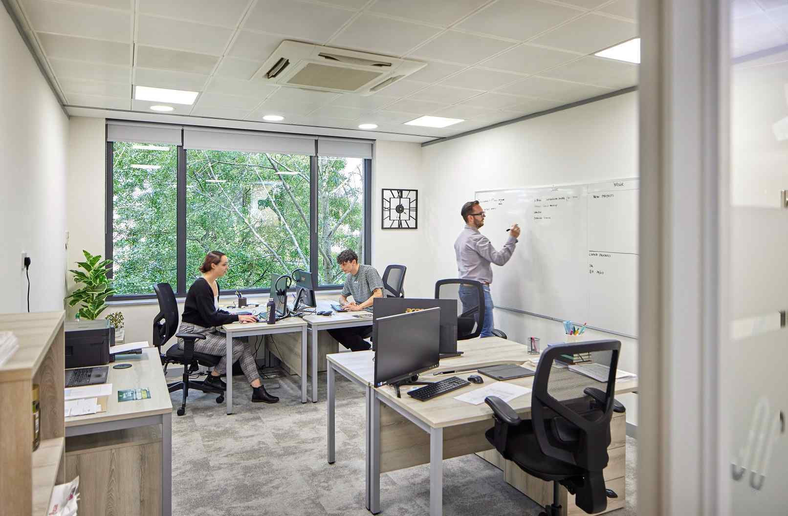 Reeds Cres, Watford for lease Interior Photo- Image 1 of 1