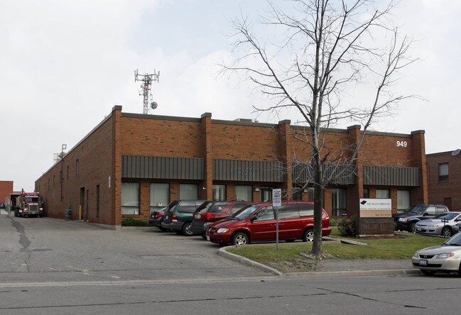 Plus de détails pour 949 Kamato Rd, Mississauga, ON - Industriel à louer