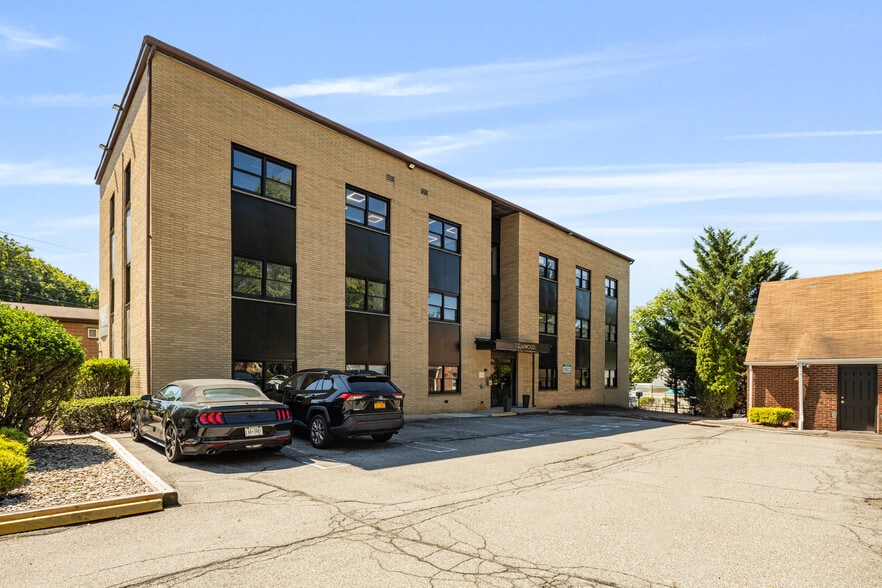 7 Elmwood Dr, New City, NY for lease - Building Photo - Image 3 of 19