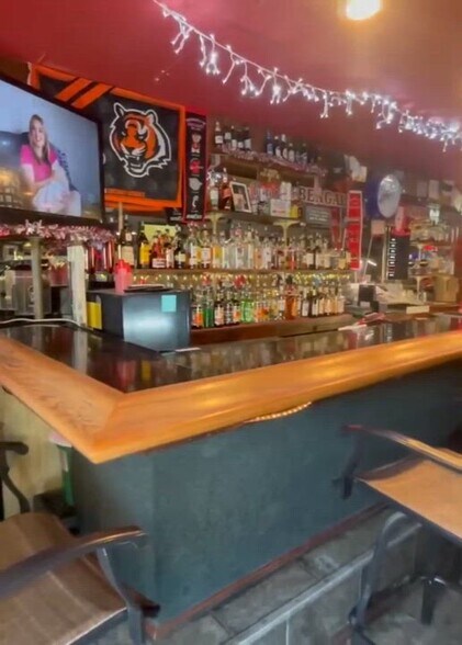 3921 Edwards Rd, Cincinnati, OH à vendre - Vidéo sur l’inscription commerciale - Image 2 de 13
