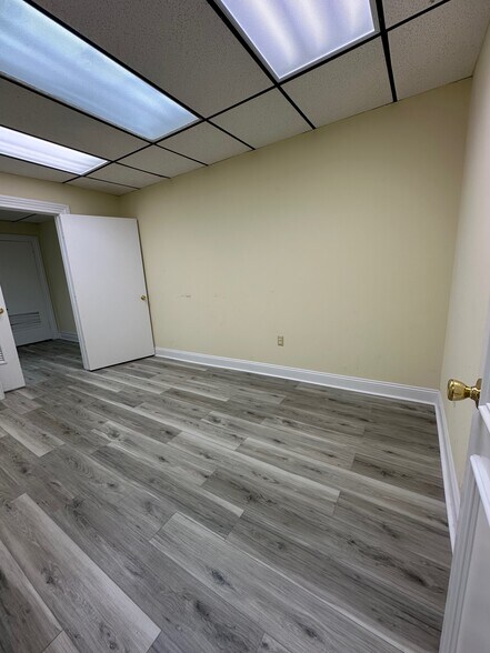 1804 Oak Tree Rd, Edison, NJ à louer - Photo du bâtiment - Image 3 de 7