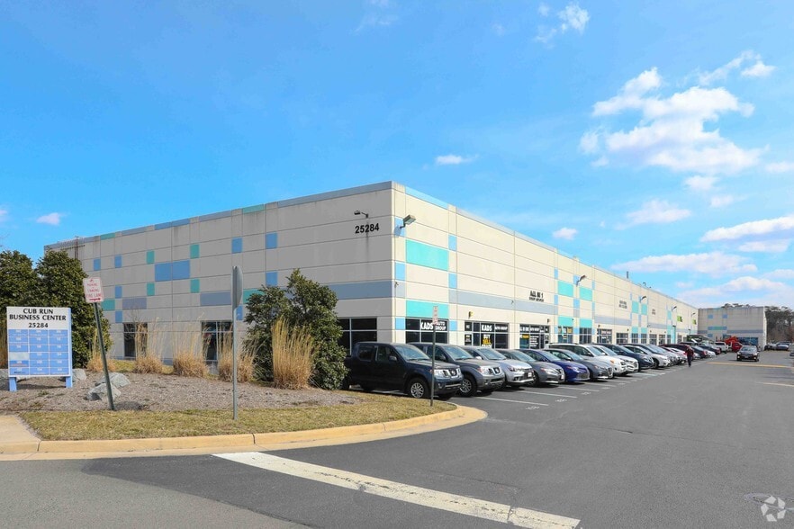 25284 Pleasant Valley Rd, Chantilly, VA for lease - Primary Photo - Image 1 of 5