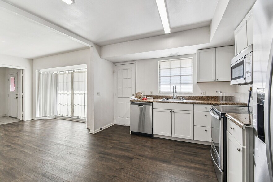 855 E Brandon Blvd, Brandon, FL à vendre - Photo du bâtiment - Image 2 de 63