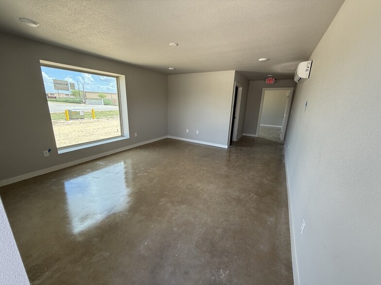 7990 Old Bastrop Rd, New Braunfels, TX for lease - Building Photo - Image 2 of 10
