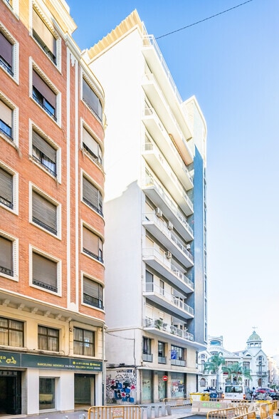 Plaça de la Ciudad de Brujas, 3, València, Valencia for lease - Building Photo - Image 3 of 3