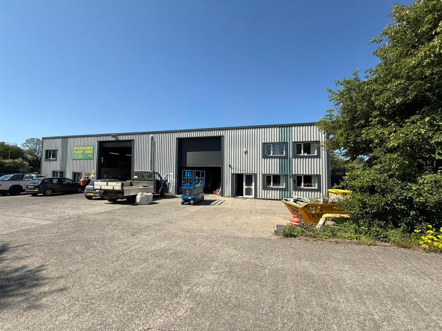 Brynmenyn Industrial Estate portefeuille de 2 propriétés à vendre sur LoopNet.ca Photo du bâtiment- Image 1 de 9
