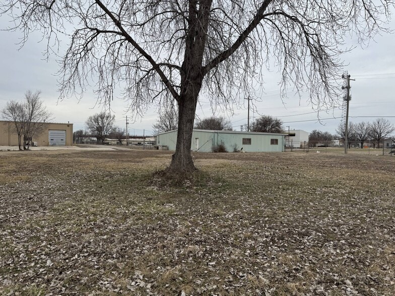 225 NW Curtis St, Topeka, KS à vendre - Photo du bâtiment - Image 2 de 16