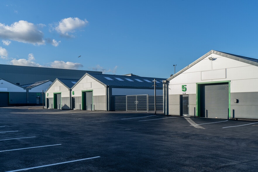 23 Crown Rd, Enfield for lease - Building Photo - Image 2 of 41