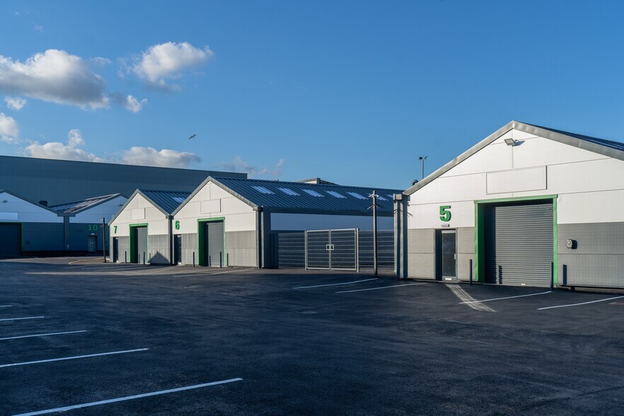 23 Crown Rd, Enfield à louer - Photo du bâtiment - Image 2 de 41