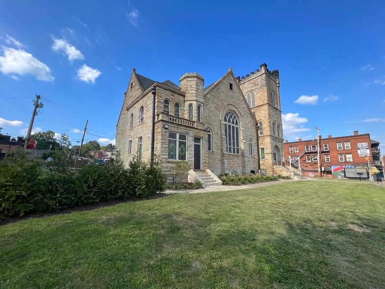 486 S Graham St, Pittsburgh, PA for sale - Building Photo - Image 3 of 38