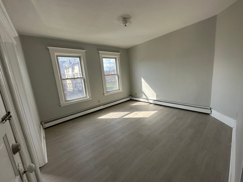 23% ROI + Turn Key portfolio of 2 properties for sale on LoopNet.ca - Building Photo - Image 3 of 15