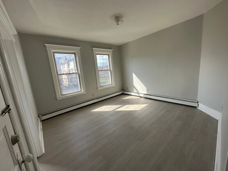 23% ROI + Turn Key portefeuille de 2 propriétés à vendre sur LoopNet.ca - Photo du bâtiment - Image 3 de 15