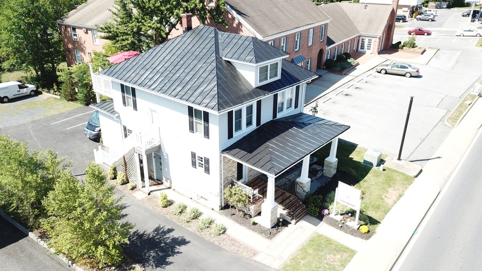 1019 Berryville Ave, Winchester, VA à vendre - Photo principale - Image 1 de 57