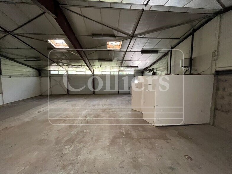 Flex in Marseille for lease - Building Photo - Image 2 of 2