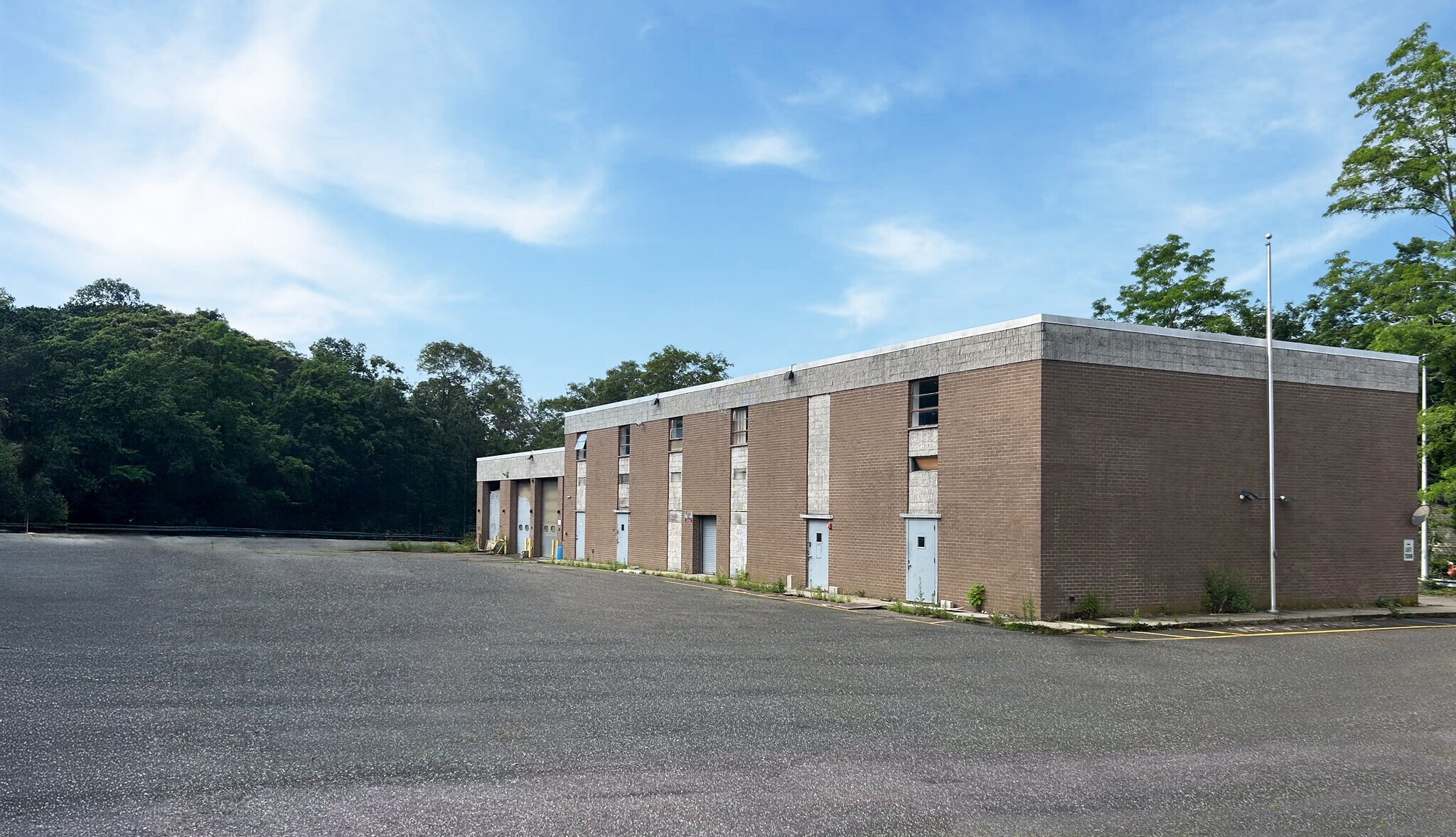 1 Main St, Yaphank, NY à louer Photo du bâtiment- Image 1 de 3