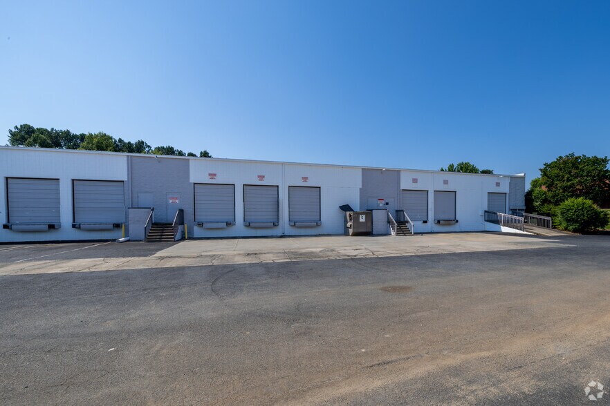 1809 Associates Ln, Charlotte, NC à louer - Photo du bâtiment - Image 2 de 16