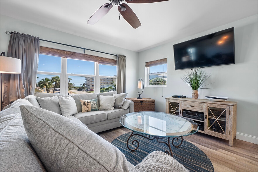 7709 Ridgewood Ave, Cape Canaveral, FL for sale - Interior Photo - Image 3 of 32