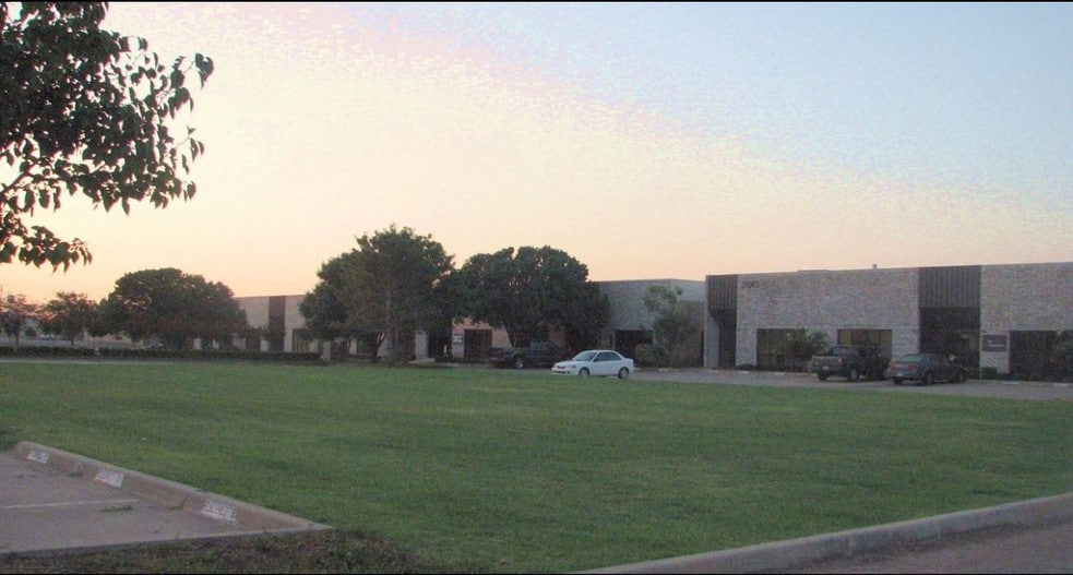 240 W Wilshire Blvd, Oklahoma City, OK for lease - Primary Photo - Image 1 of 3