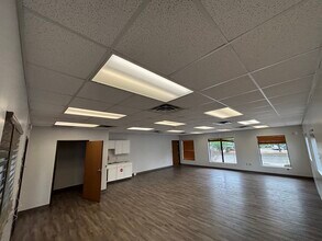 2357 Delhi Commerce Dr, Holt, MI à louer Photo du bâtiment- Image 2 de 8