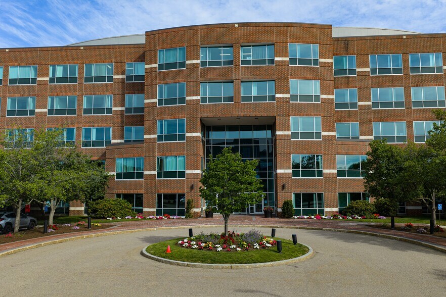 300 Crown Colony Dr, Quincy, MA à louer - Photo du bâtiment - Image 3 de 21