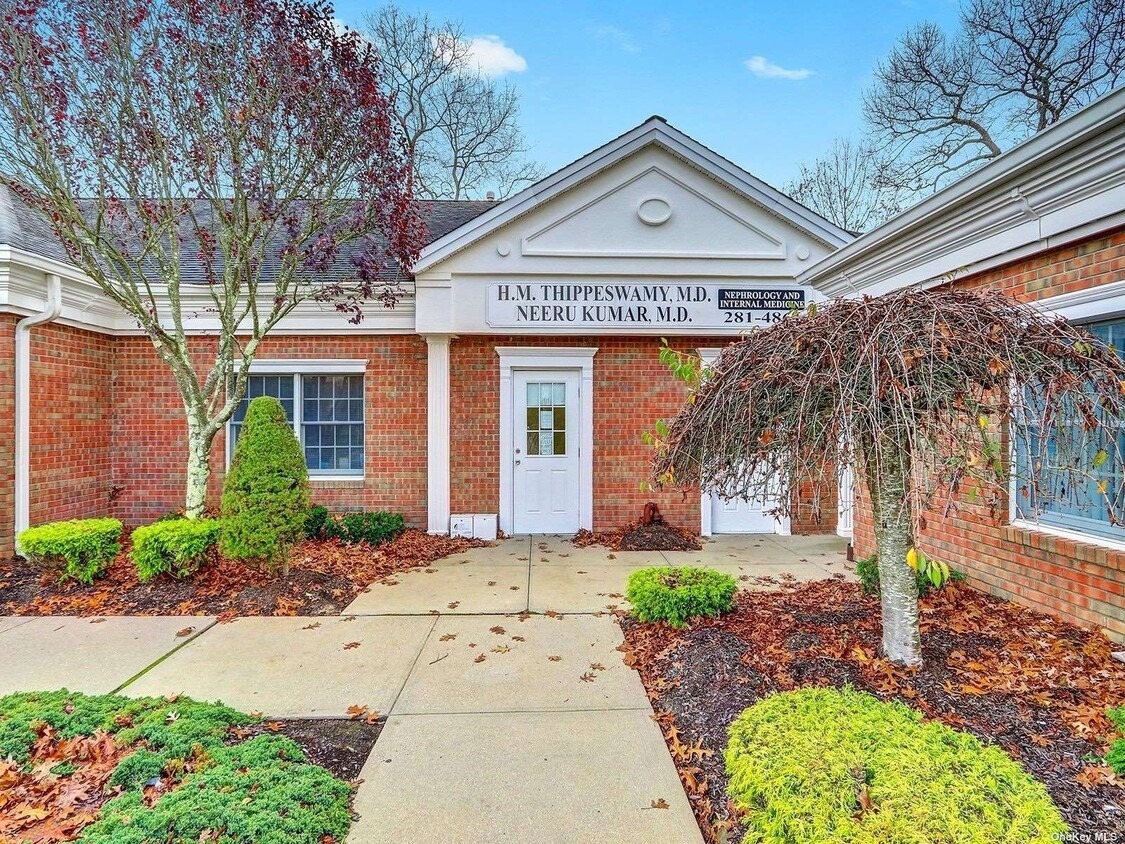 Office in Shirley, NY for sale Primary Photo- Image 1 of 1