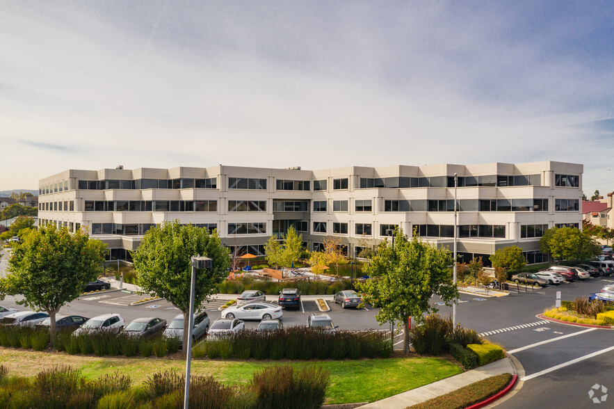 950 Tower Ln, Foster City, CA à louer - Photo du bâtiment - Image 1 de 13