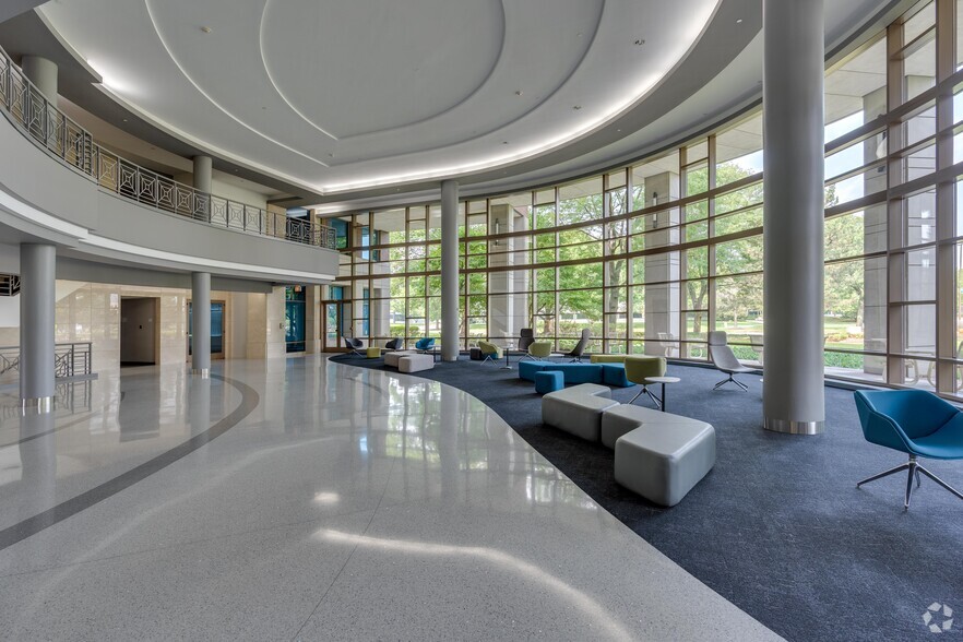 215 W Diehl Rd, Naperville, IL for sale - Lobby - Image 1 of 1