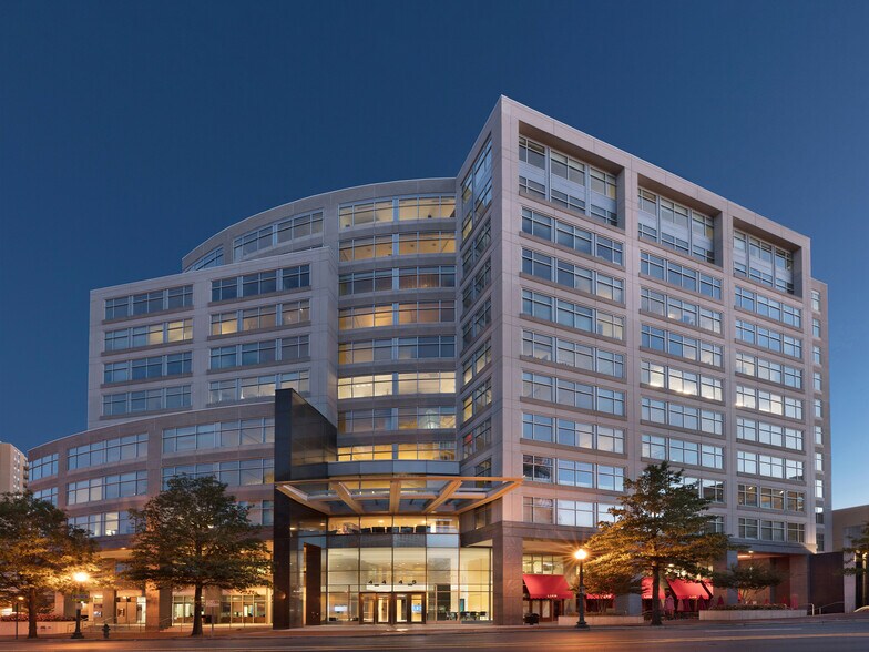 4445 Willard Ave, Chevy Chase, MD à louer - Photo du bâtiment - Image 1 de 7