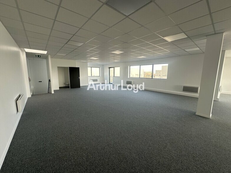 Flex in Reims for lease - Building Photo - Image 3 of 13
