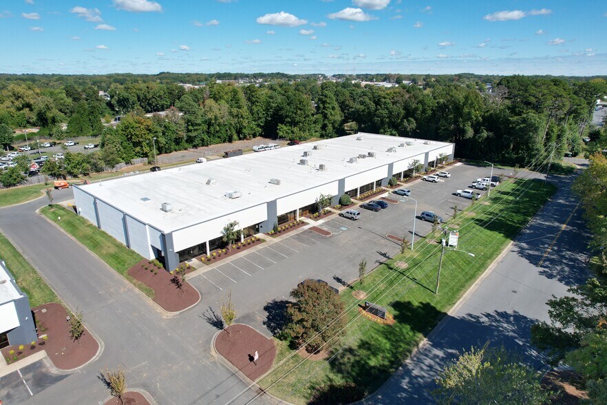 1920 Starita Rd, Charlotte, NC à louer - Photo du bâtiment - Image 2 de 3