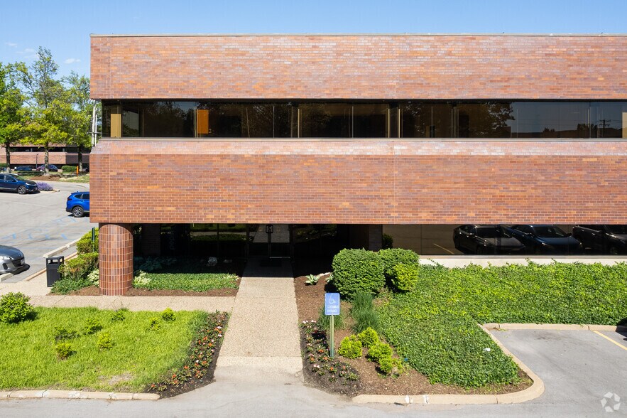 605 Old Ballas Rd, Creve Coeur, MO à louer - Photo du bâtiment - Image 3 de 5