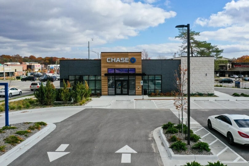 9500 Mission Rd, Prairie Village, KS for sale - Building Photo - Image 2 of 8