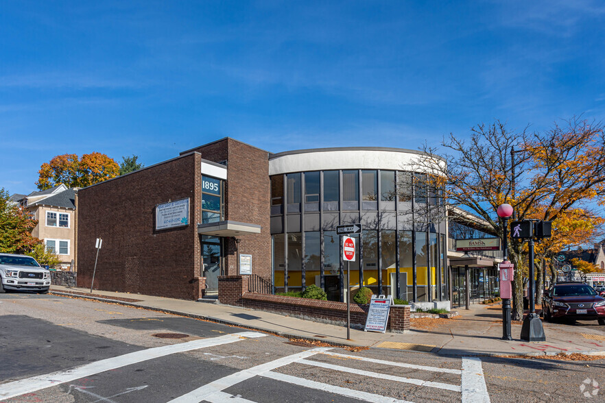 1895 Centre St, West Roxbury, MA à vendre - Photo principale - Image 1 de 1