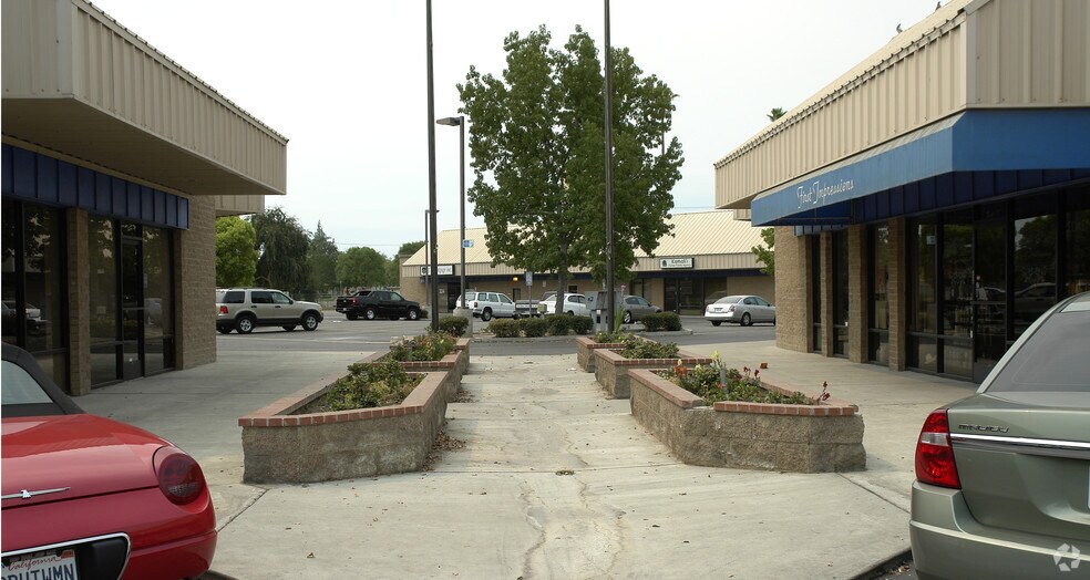 324 Oak St, Bakersfield, CA à louer - Photo du bâtiment - Image 2 de 3