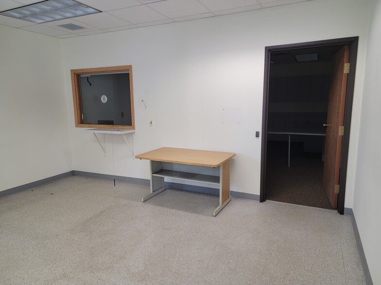 300 S Peach Ave, Marshfield, WI for lease - Lobby - Image 2 of 13