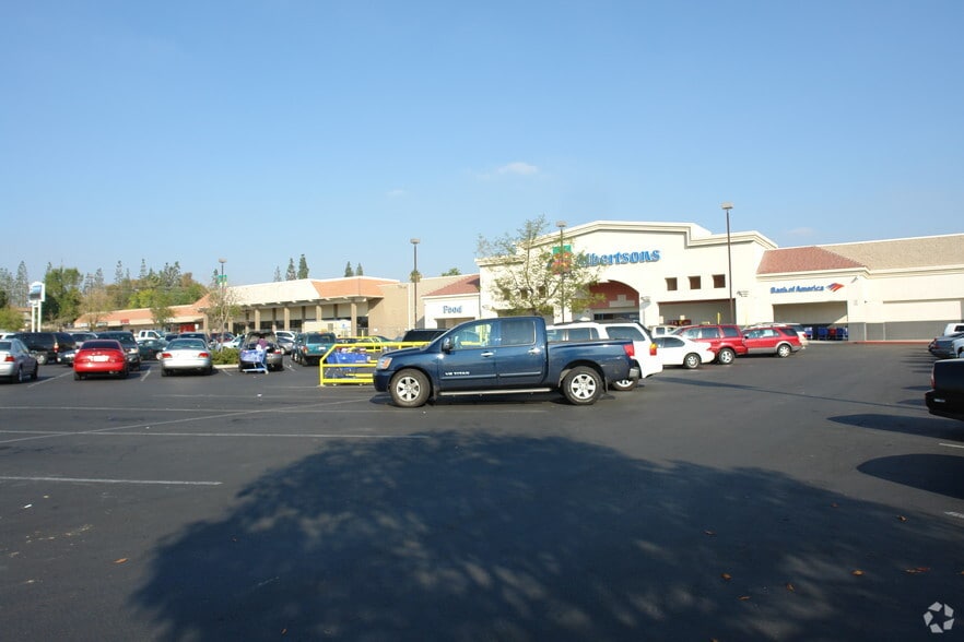 2683-2693 Mount Vernon Ave, Bakersfield, CA for lease - Building Photo - Image 2 of 5