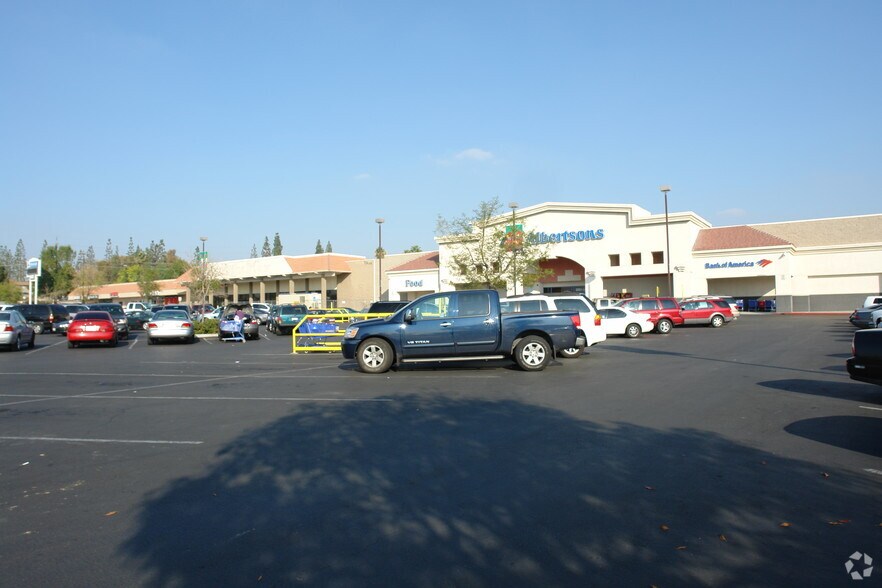 2683-2693 Mount Vernon Ave, Bakersfield, CA à louer - Photo du bâtiment - Image 2 de 5