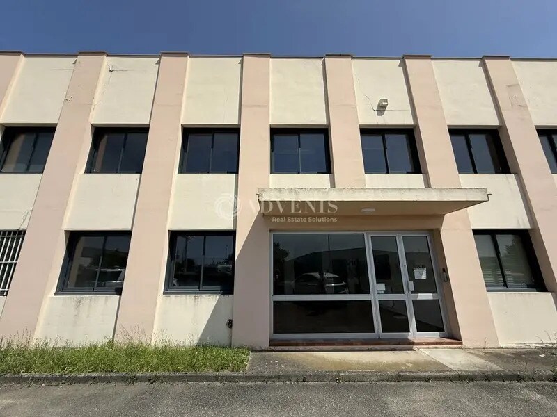 Flex in Chassieu for lease Building Photo- Image 1 of 7