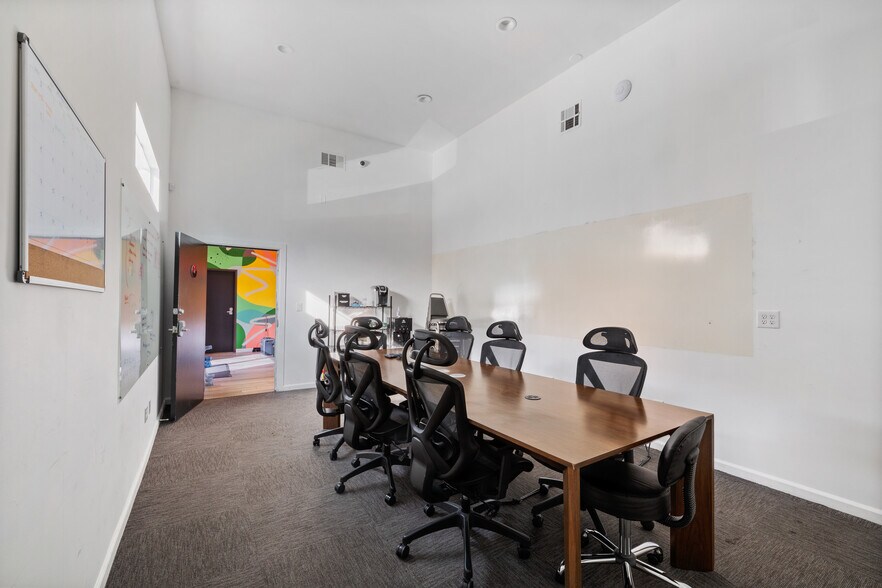 5250 Vineland Ave, North Hollywood, CA à louer - Photo du bâtiment - Image 3 de 35